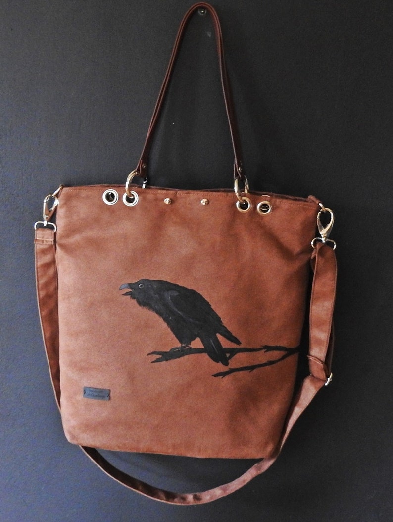 Tasche aus synthetischem Wildleder, Umhängetasche, Tasche mit einer Krähe, bemalter Rabe Bild 2