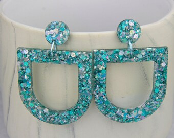 Blauwe Dangle Oorbellen, handgemaakte oorbellen, blauwe drop oorbellen, Teal statement oorbellen, hars oorbellen, damesoorbellen