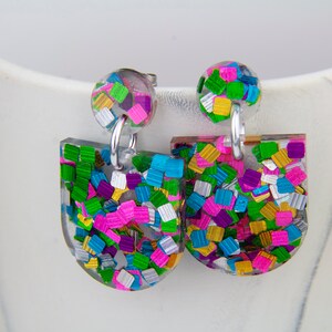 Rainbow Fun Dangle Oorbellen, Clip On Oorbellen, Party Oorbellen, Sparkly Dangle Oorbellen, Cadeau voor haar, handgemaakte sieraden