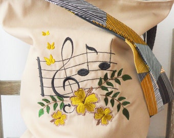 Fichier de broderie notes de musique avec des fleurs d'hibiscus de différentes tailles