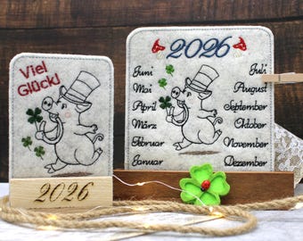 Archivo de bordado ITH calendario de escritorio lechón amuleto de la suerte