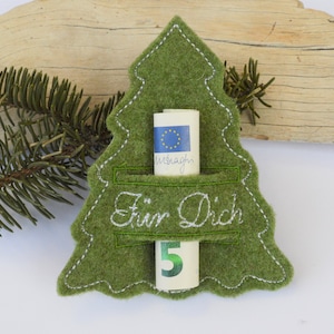 Könnte beinhalten: Ein grüner Filz-Weihnachtsbaum-Anhänger mit einer Tasche für Geld. Der Anhänger hat den Text "Für Dich" aufgestickt. Ein zusammengerollter Fünf-Euro-Schein befindet sich in der Tasche.