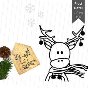 Può includere: Un disegno in bianco e nero di una renna con una sciarpa. La renna ha occhi grandi e un piccolo naso. La renna indossa una sciarpa e ha campane sulle corna. La renna sta guardando a destra.