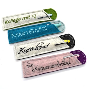 Könnte beinhalten: Vier Filz-Stift-Etuis mit verschiedenen bestickten Sprüchen. Die Sprüche sind "Kollege mit", "Mein Stift", "Korrektur" und "für Kreuzworträtsel".