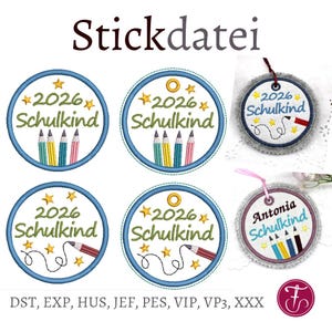Puede incluir: Una colección de diseños de bordado circulares con el texto 2026 Schulkind, estrellas amarillas e ilustraciones de lápices de colores. Algunos diseños incluyen un lápiz rojo dibujando una línea, mientras que otros muestran cuatro lápices verticales. El texto Stickdatei y los formatos de archivo DST, EXP, HUS, JEF, PES, VIP, VP3, XXX son visibles.