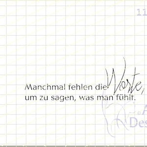 Könnte beinhalten: Schwarz-weiß Typografie-Zitat auf weißem Hintergrund mit Rastermuster. Das Zitat lautet "Manchmal fehlen die Worte, um zu sagen, was man fühlt." Der Text "AEH Design" ist auch in der unteren rechten Ecke sichtbar.