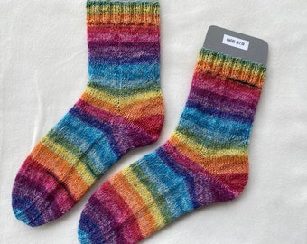 Socken Regenbogenfarben, handgestrickt, Gr. 38/39