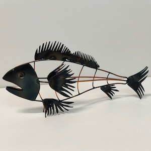 Handcrafted Metal Fish Sculpture: Elegant Simplicity