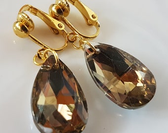 Ear clips with faceted teardrops gold colored