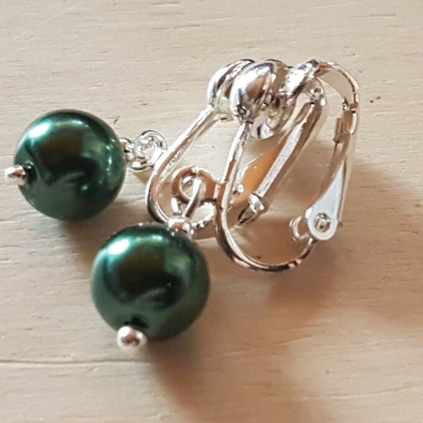 Ear clips clips with 8 mm green beads