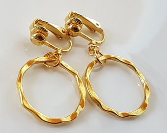 Ear clips hoop earrings with wave pattern gold-colored