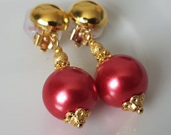 Gold-coloured ear clips with 14 mm red pearls + silicone padding