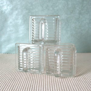 3 små glasburkar med handtag, pressat glas från 1950-talet, lite olika färger, förvaringsburkar, dekorativa behållare, bubblor för kryddor