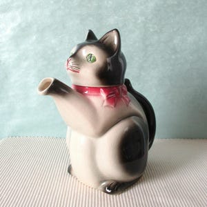Cortendorf keramiktekanna med kattmotiv, 6700 A, 1930-/40-tal, svart med rosa band, tysk keramik, sann vintage-raritet, samlarobjekt
