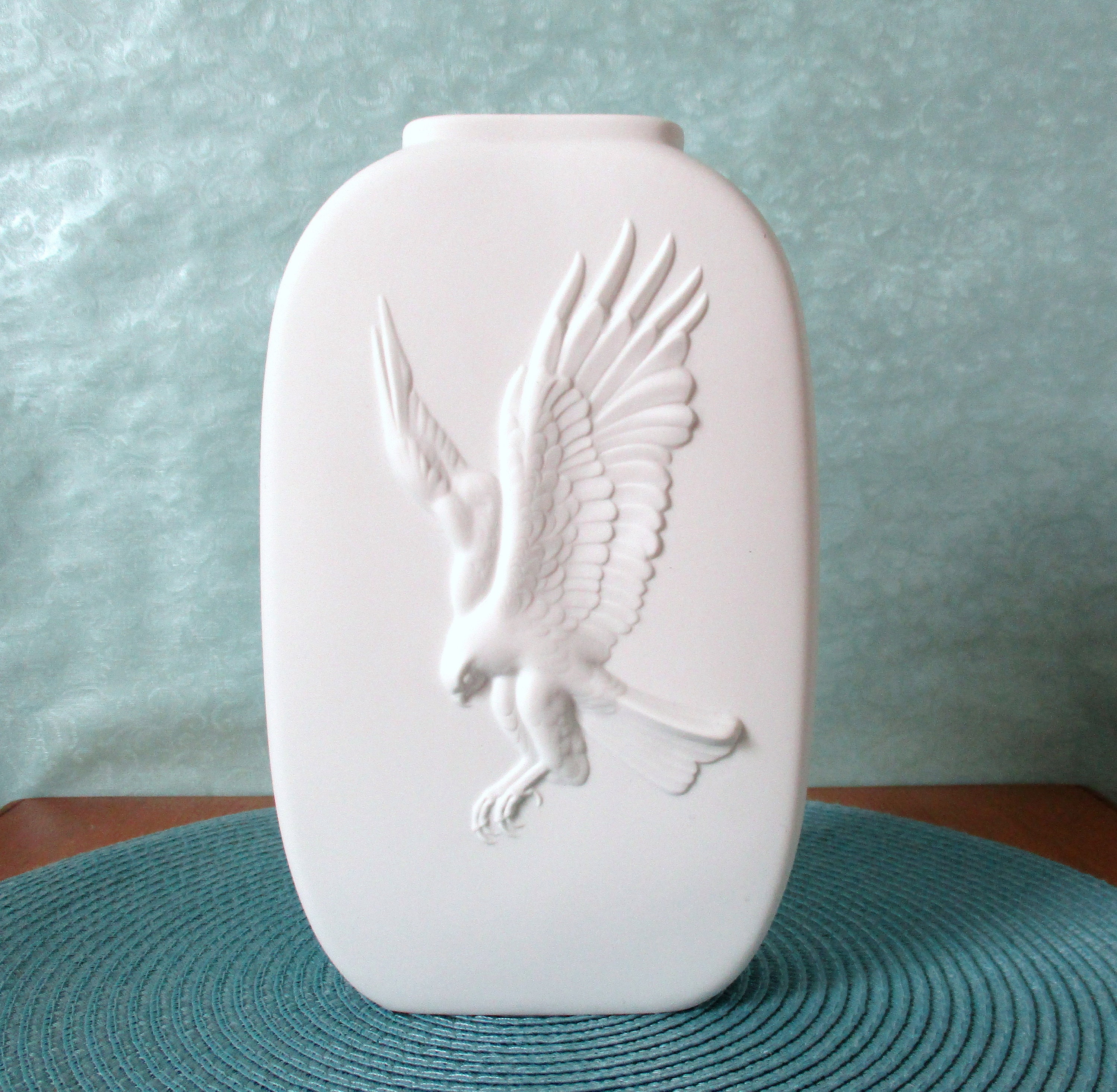 Vase Hutschenreuther Tirschenreuth Adler Fern 70s Bisque Porcelain Mid Century Modernist White 3D Relief