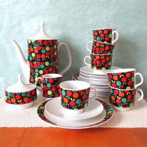 Schumann Arzberg Bavaria kaffeservis, stiliserade äpplen, popkonstkaffekoppar från 1970-talet, tårtfat, modernism från mitten av århundradet