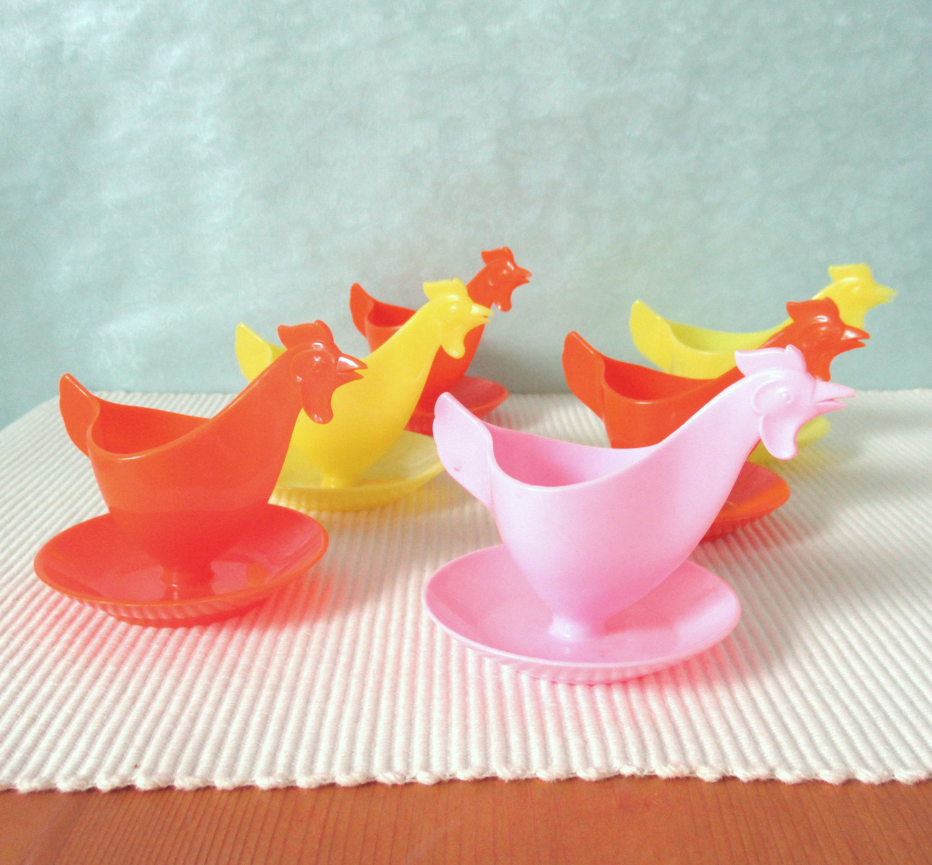 6 Eierbecher Hühner Sonja Plastik DDR Ostalgie Kunststoff orange gelb rosa 60er Jahre Mid Century Modernist Sixties Retro Kultig Ostern