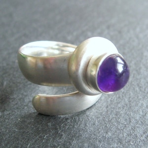 Utbytbar ring, 925 sterlingsilver, ametist, månsten, 1980-tal, två utbytbara fästen, variabel ring, åttiotal, tillverkarens märke, öppen armband