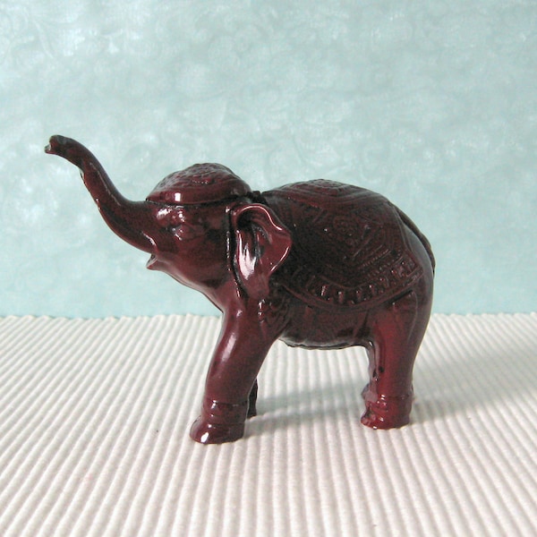 Olifant donkerrood Polyresin jaren 60 oosterse Boho Stijl Lucky Charm 70s Beeldje Decoratief Figuur