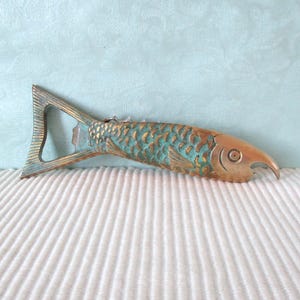 Kurkentrekker flesopener vis messing groene patina jaren 60 Mid Century Modernist bar accessoires bar apparatuur feest gebruiksvoorwerpen thuis bar