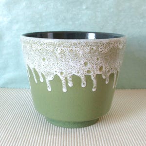 Può includere: Un set di tre tazze in ceramica con finitura opaca e macchiettata. Ogni tazza presenta un colore diverso: azzurro, crema e grigio. Le tazze hanno un design semplice e moderno e un manico comodo.