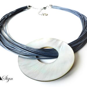 Un collar/collar de cordón de concha de nácar gris ajustable con cierre de langosta *Concha marina*