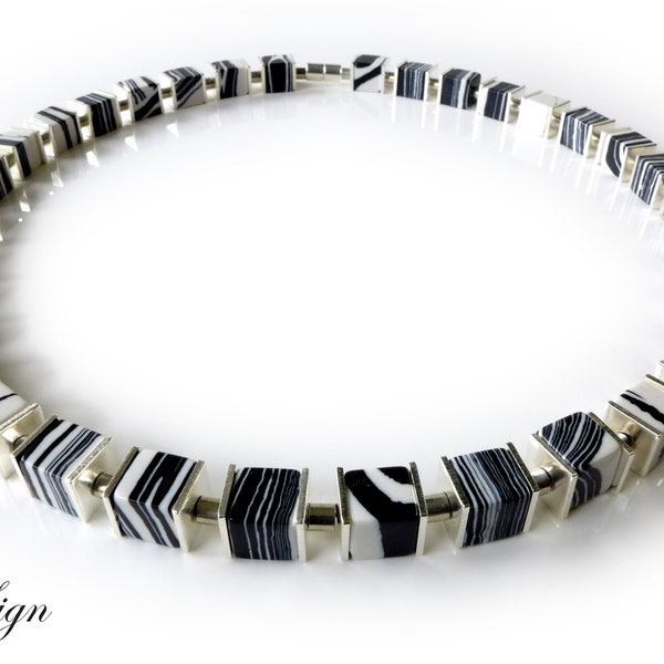 A Sign *Zebra* Chaîne/Collier pour Femme en Verre d'art Multicolore et Acier Inoxydable Fermoir magnétique Noir et Blanc