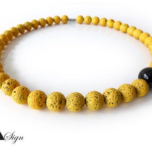 Un segno *Desert Sand* elegante collana da donna in pietra lavica e perle di onice / catena con chiusura magnetica giallo ocra/nero