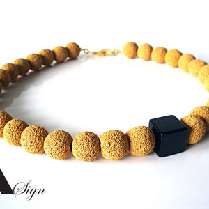 Un segno *Desert Sand* elegante collana da donna in pietra lavica, cubo di onice e pietra, catena con chiusura per gioielli giallo ocra/nero