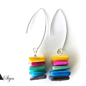 Könnte beinhalten: Ein Paar silberne Ohrhänger mit einem Stapel bunter rechteckiger Muschelstücke. Die Muschelstücke sind gelb, rosa, grün, blau und schwarz.