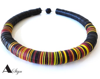 Un signo *Ghana* Arte de reciclaje africano Collar étnico africano/Cadena Discos de baquelita Colorido y negro Polaris Cierre magnético