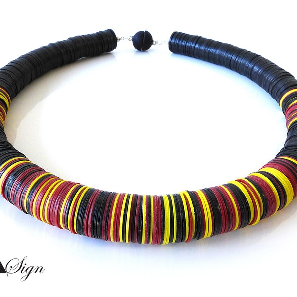 Un signe *Ghana* Art de recyclage africain Collier/chaîne ethnique africaine Disques en bakélite Coloré et noir Fermoir magnétique Polaris