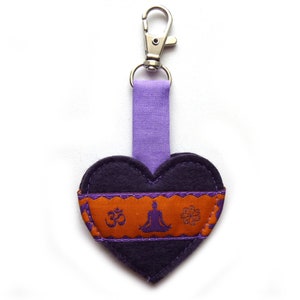 Taschenbaumler heart pendant key ring bag pendant Yoga lotus position Padmasana felt carabiner gift birthday for yoga bag lila/orange