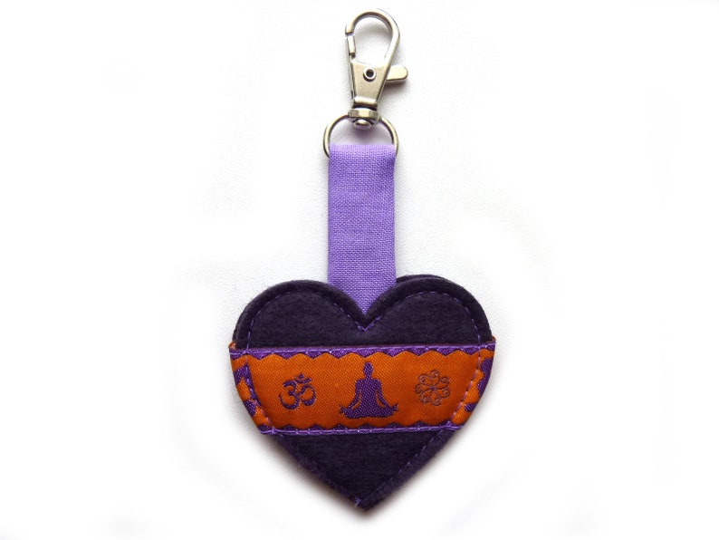 Taschenbaumler heart pendant key ring bag pendant Yoga lotus position Padmasana felt carabiner gift birthday for yoga bag lila/orange