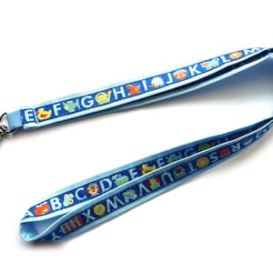 langes Schlüsselband Schulanfang Alphabet ABC hellblau blau bunt Baumwollstoff Webband für Schlüssel Ausweis-Karte Schultüte Einschulung