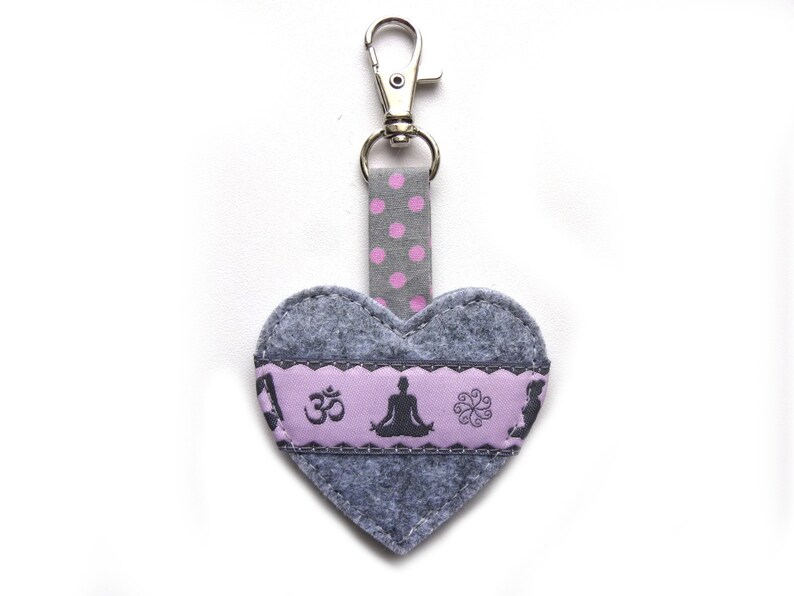 Taschenbaumler heart pendant key ring bag pendant Yoga lotus position Padmasana felt carabiner gift birthday for yoga bag hellgrau/rosa