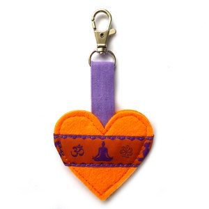 Taschenbaumler heart pendant key ring bag pendant Yoga lotus position Padmasana felt carabiner gift birthday for yoga bag orange/lila