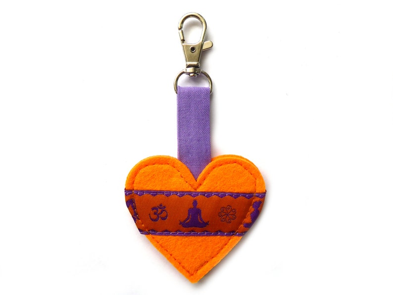 Taschenbaumler heart pendant key ring bag pendant Yoga lotus position Padmasana felt carabiner gift birthday for yoga bag orange/lila