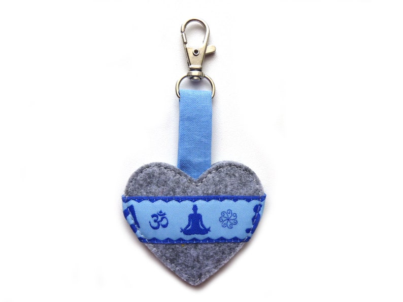 Taschenbaumler heart pendant key ring bag pendant Yoga lotus position Padmasana felt carabiner gift birthday for yoga bag hellgrau/blau