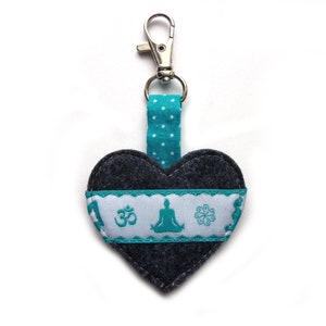 Taschenbaumler heart pendant key ring bag pendant Yoga lotus position Padmasana felt carabiner gift birthday for yoga bag dunkelgrau/türkis