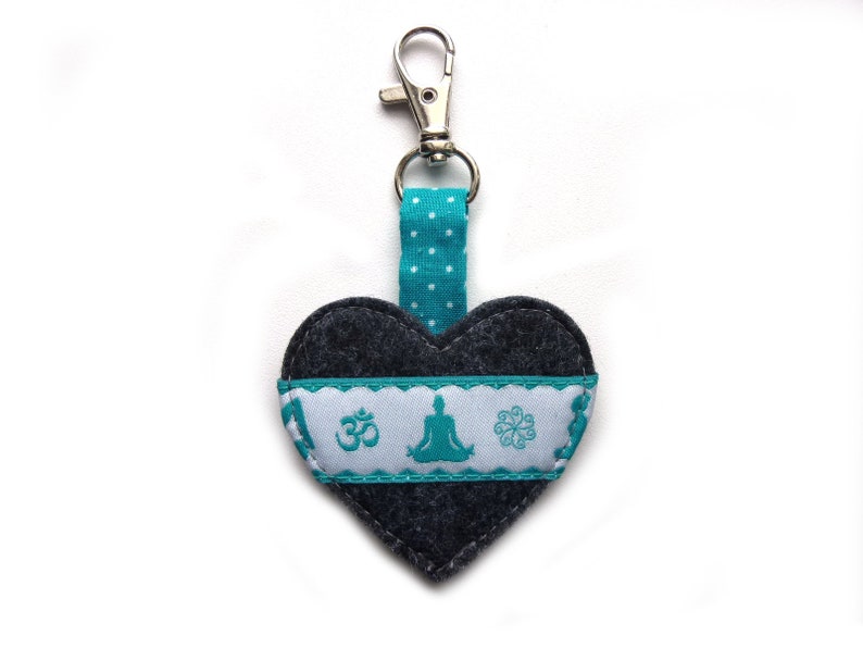 Taschenbaumler heart pendant key ring bag pendant Yoga lotus position Padmasana felt carabiner gift birthday for yoga bag dunkelgrau/türkis