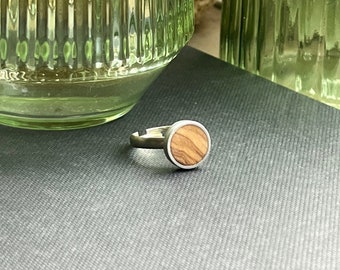 Anillo con madera de olivo, forma redonda sencilla, regalo para ella, ajustable, joyería de madera natural