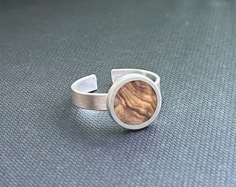 Anillo con madera de olivo, forma redonda sencilla, regalo para ella, ajustable, joyería de madera natural