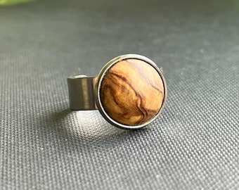 Ring mit Olivenholz, schlichte runde Form, Geschenk für Sie, verstellbar, natürlicher Holzschmuck