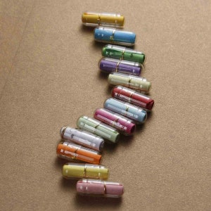10 Stück Kapseln Brief 21x7mm Wunschzettel Deko Basteln Bunt Gelatine