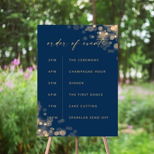 Peut inclure: Une pancarte de mariage bleu marine avec des accents de paillettes dorées et le texte "order of events" avec une liste d'événements et d'heures. La cérémonie est à 15h00, l'heure du champagne est à 16h00, le dîner est à 17h00, la première danse est à 18h00, la coupe du gâteau est à 19h00 et le départ des étincelles est à 22h00.