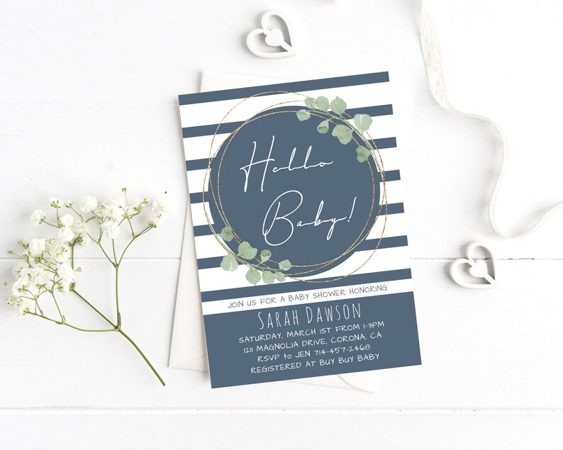 Puede incluir: Una invitaci&oacute;n a una fiesta de bienvenida al beb&eacute; a rayas azules y blancas con un c&iacute;rculo dorado y hojas verdes. El texto "Hello Baby!" est&aacute; escrito en blanco dentro del c&iacute;rculo. La invitaci&oacute;n incluye el nombre "Sarah Dawson" y los detalles de la fiesta de bienvenida al beb&eacute;.