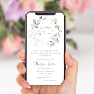 Puede incluir: Una invitación digital para una despedida de soltera con un diseño de corona floral verde y dorada. El texto dice "Shower by mail" e incluye el nombre de la novia, Marissa Lawson, y la dirección para enviar regalos. La invitación también incluye el texto "registered at Target & Amazon".