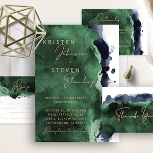 Puede incluir: Un conjunto de invitaciones de boda con diseños de acuarela verde y azul y texto en caligrafía dorada. La invitación incluye los nombres Kristen Johnson y Steven Stanley, la fecha, la hora y el lugar de la boda. La tarjeta RSVP incluye los nombres de la pareja y un espacio para completar el nombre del invitado, si acepta o rechaza, y el número de invitados. La tarjeta de detalles incluye los nombres de la pareja y la información sobre la visita de la boda. La tarjeta de agradecimiento incluye el texto "Gracias" en caligrafía dorada.