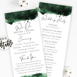 Op de afbeelding: Een programma voor een huwelijksceremonie met een groene aquarel achtergrond. Het programma bevat de namen van de bruid en bruidegom, de datum van de bruiloft en de volgorde van de gebeurtenissen. De tekst "We Do" staat bovenaan het programma in een cursief schrift. De tekst "Thank You" staat onderaan het programma in een cursief schrift.